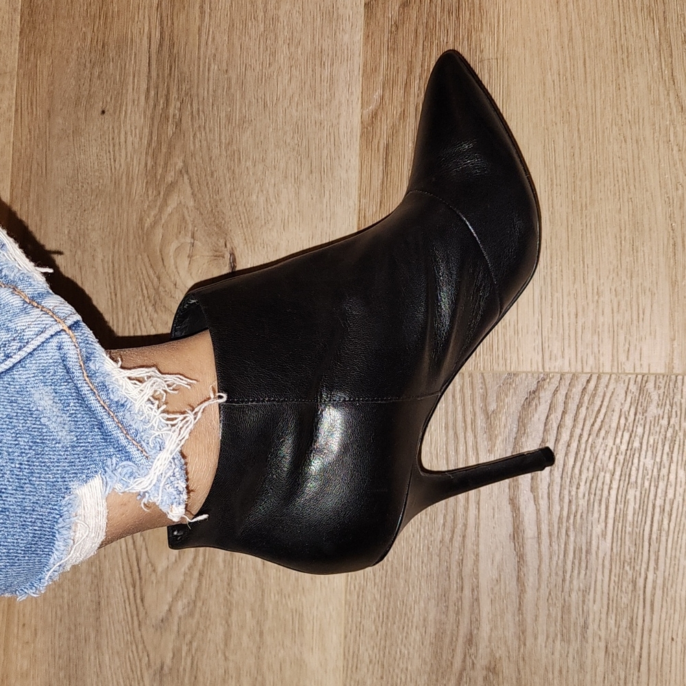 BOUTIQUE9 REAL LEATHER SIDE ZIPPER ANKLE BOOTIES SIZE 8.5 jarring style